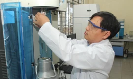 TS Đoàn Lê Hoàng Tân là một trong những nhà khoa học trẻ tiên phong trên lĩnh vực nghiên cứu vật liệu cấu trúc nano ẢNH: NGÔ TÙNG