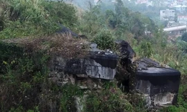 Ông Nguyễn Bình Hòa tưởng nhớ cha và 6 em ruột đã tử nạn trong pháo đài. Ảnh: Duy Chiến 