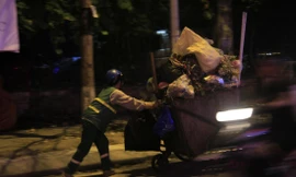 Nhiều công nhân vệ sinh môi trường thường phải làm việc đến nửa đêm hoặc gần sáng Ảnh: Trường Phong