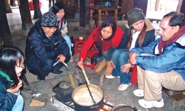 James Fahn, Giám đốc Mạng lưới Báo chí Trái đất (EJN) cùng các nhà báo, thành viên Diễn đàn Nhà báo Môi trường Việt Nam (VFEJ), tại cuộc điền dã tập huấn về đa dạng sinh học ở Sapa, Lào Cai, năm 2008. Ảnh: HQD