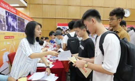 Sinh viên làm thủ tục nhập học năm 2019. Ảnh: Như Ý