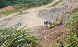Cảnh khai thác đất trái phép tại đồi Ba Mào (Quang Sơn) ngày 16/6 (Ảnh cắt từ clip)