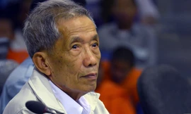 Cựu cai tù Khmer Đỏ Kaing Guek Eav lúc bị xử án ở Phnom Penh ảnh: CNN 