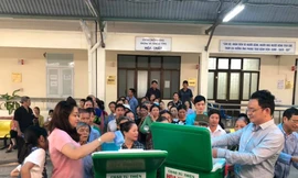 Bệnh nhân xếp hàng chờ cháo Hòa Hương 