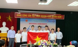 Ngô Quý Đăng (thứ 2, từ phải qua) cùng đội tuyển IMO Việt Nam. ẢNH: NGHIÊM HUÊ