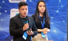 TS Hoàng Hà Thi và chị Võ Thị Kim Thảo chia sẻ ý tưởng dự án Quỹ học bổng tại Diễn đàn Trí thức trẻ Việt Nam toàn cầu lần thứ II - năm 2019ảnh: Xuân Tùng 