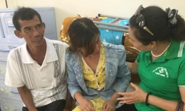 Cha con Mơ (giữa) đoàn tụ tại Lạng Sơn 