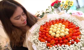 Những “bó hoa ăn được” thu hút giới trẻ dịp Valentine này ảnh: Y.N 