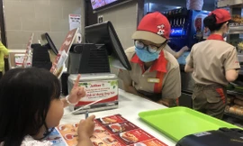 Không ít sinh viên bám trụ TPHCM làm thêm mùa dịch Ảnh: U.P