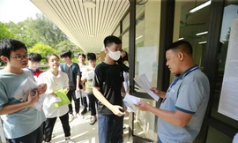 Sáng 16/7, thí sinh ở Hà Nội đến trường làm thủ tục dự thi, điều chỉnh sai sót (nếu có) ảnh:Như Ý