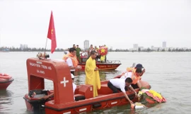 Thả hoa đăng tưởng niệm 64 liệt sĩ Gạc Ma tại cửa biển Sơn Trà - Đà Nẵng nhân kỷ niệm 30 năm hải chiến Gạc Ma. ảnh: Nguyễn Thành 