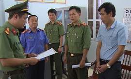 Cơ quan An ninh điều tra Công an tỉnh Sơn La đọc lệnh khởi tố, bắt tạm giam bị can Đặng Hữu Thủy liên quan tới vụ gian lận thi cử tại Sơn La năm 2018 Ảnh: Nguyễn Quốc