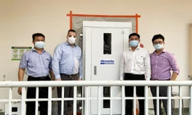 Đội ngũ tư vấn của Hà Anh Tuấn bên phòng cách ly áp lực âm tặng Bệnh viện dã chiến Củ Chi