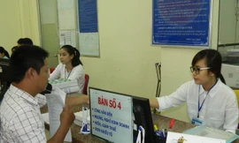 Doanh nghiệp làm thủ tục về thuế tại Chi cục Thuế quận 1, TPHCM