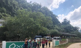 Du khách chuẩn bị xuất phát khám phá hệ thống hang động Tú Làn