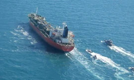 Bức ảnh được Hãng thông tấn Tasnim công bố cho thấy tàu chở dầu mang cờ Hàn Quốc được các tàu của Lực lượng Vệ binh Cách mạng Hồi giáo Iran hộ tống trên Vịnh Ba Tư. Ảnh:CNN