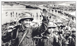Chào quê hương để vào chiến trường năm 1971 Ảnh: Mầu Hoàng Thiết