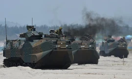 Các xe bọc thép lội nước của SDF tập trận trên đất Philippines Ảnh: CNN