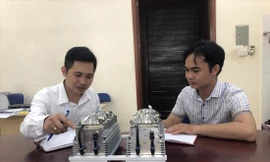 Tiến sĩ Bùi Hùng Thắng (bên trái) với mô hình đèn LED tản nhiệt bằng chất lỏng ẢNH: NVCC
