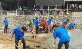 ĐVTN tham gia xây dựng sân chơi thiếu nhi tại huyện Yên Thủy (Hòa Bình) Ảnh: PV 