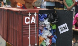 Các nhà hoạt động môi trường mang theo mô hình container rác biểu tình trước Đại sứ quán Canada cách đây 2 năm ảnh: AP