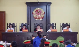 Phiên tòa xét xử vụ gian lận điểm thi ở Sơn La ngày 21/5Ảnh: Nguyễn Hoàn