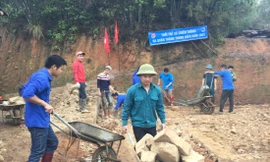 Đoàn viên, thanh niên địa phương tình nguyện tham gia ngày công xây nhà mới cho gia đình chị Xóp Ảnh: Duy Chiến