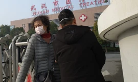 Ngày 12/1, một phụ nữ rời Trung tâm Y tế Vũ Hán – nơi có một người đàn ông tử vong sau khi nhiễm coronavirus mới Ảnh: Getty