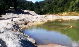 Khe suối trên vùng cao A Lưới bị đào nát để lấy cát xây thủy điện