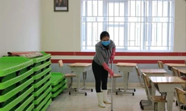 Các trường học vệ sinh, sát khuẩn để đón học sinh đi học trở lại sau đợt nghỉ kéo dài 