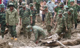 Thi thể một nạn nhân được tìm thấy trong vụ sạt lở Ảnh: Cảnh Huệ 