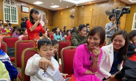 Niềm vui các con chiến sĩ được nhận quà dịp Tết