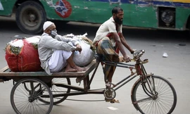 Nhiều người nghèo mất sinh kế vì tình trạng phong tỏa để hạn chế dịch bệnh Ảnh: EPA-EFE