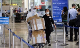 Người Việt Nam từ nước ngoài về Hà Nội ngày 18/3 Ảnh: Hoàng mạnh thắng