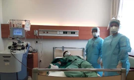 Bệnh nhân 196 (đã khỏi COVID-19) đang hiến huyết tương 