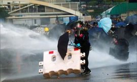 Người biểu tình bị trấn áp bằng súng phun nướcẢnh: Reuters