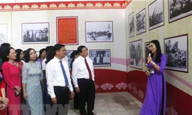 Ông Nguyễn Xuân Thắng - Bí thư Trung ương Đảng, Giám đốc Học viện Chính trị Quốc gia Hồ Chí Minh, Chủ tịch Hội đồng Lý luận Trung ương tham quan triển lãm về Xô viết Nghệ Tĩnh - Ảnh: TTXVN