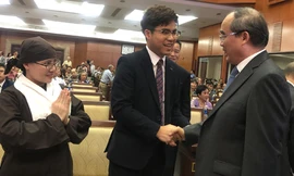 Bí thư Thành ủy TPHCM Nguyễn Thiện Nhân chúc mừng kiều bào về quê ăn Tết 