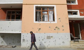 Một bức tường nhà ở vùng Nagorno-Karabakh chi chít vết đạn bắnảnh: Getty 