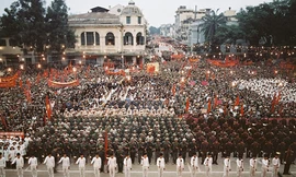 Hàng vạn thanh niên mít tinh biểu dương lực lượng tại Quảng trường Cách mạng tháng Tám