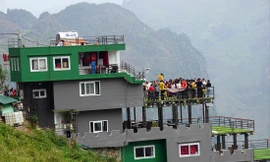 Nhà hàng Panorama chật cứng ngày cuối tuần. Ảnh: Nguyễn Hoàn 