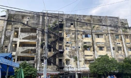 Chung cư Trúc Giang phường 13, quận 4 bê tông bong tróc, ẩm thấp và xuống cấp