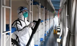 Khử trùng đoàn tàu chạy từ Bắc Kinh tới tỉnh Hà Bắc ngày 30/1Ảnh: Xinhua