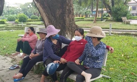 Không chỉ có đàn ông, nhiều phụ nữ cũng đến chợ người tìm việc 