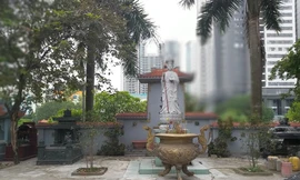 Trong nghĩa trang, mộ của nhà văn nổi tiếng nằm ở vị trí trang trọng Ảnh: N.H.D 