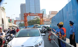 Lực lượng Thanh tra giao thông kiểm tra các công trình rào chắn đường