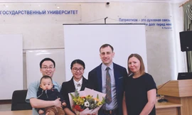 Gia đình TS Nguyễn Thu Hương với vợ chồng Giáo sư hướng dẫn Ảnh: NVCC