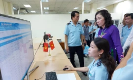 Thứ trưởng Bộ Tài chính Vũ Thị Mai (đứng) tham quan hệ thống quản lý, giám sát hải quan tự động tại Cảng Hàng không quốc tế Nội Bài ngày 29/9 Ảnh: Tuấn Nguyễn 