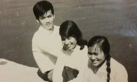 Phát thanh viên Kim Cúc (giữa) và phóng viên Anh Trang (bìa phải), người mang bản tin chiến thắng 30/4 về Đài Tiếng nói Việt Nam. Ảnh: T.L 