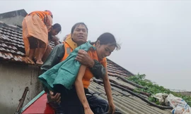 Chị Huyền và gia đình được nhóm thuyền ông Chương giải cứu